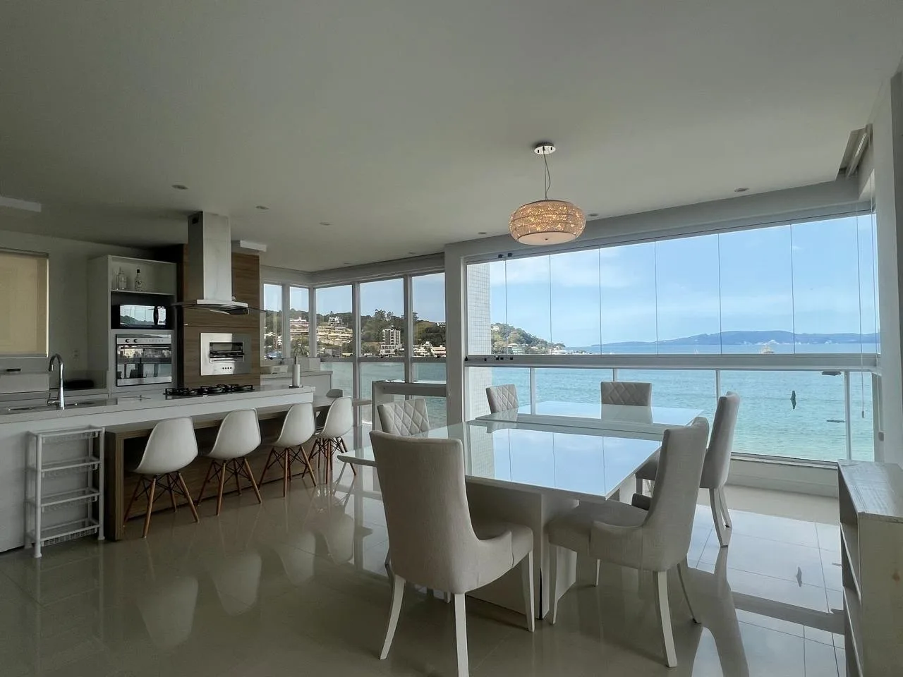 Infinity Blue: Luxury Oceanfront Apartment in Centro — Photo 1