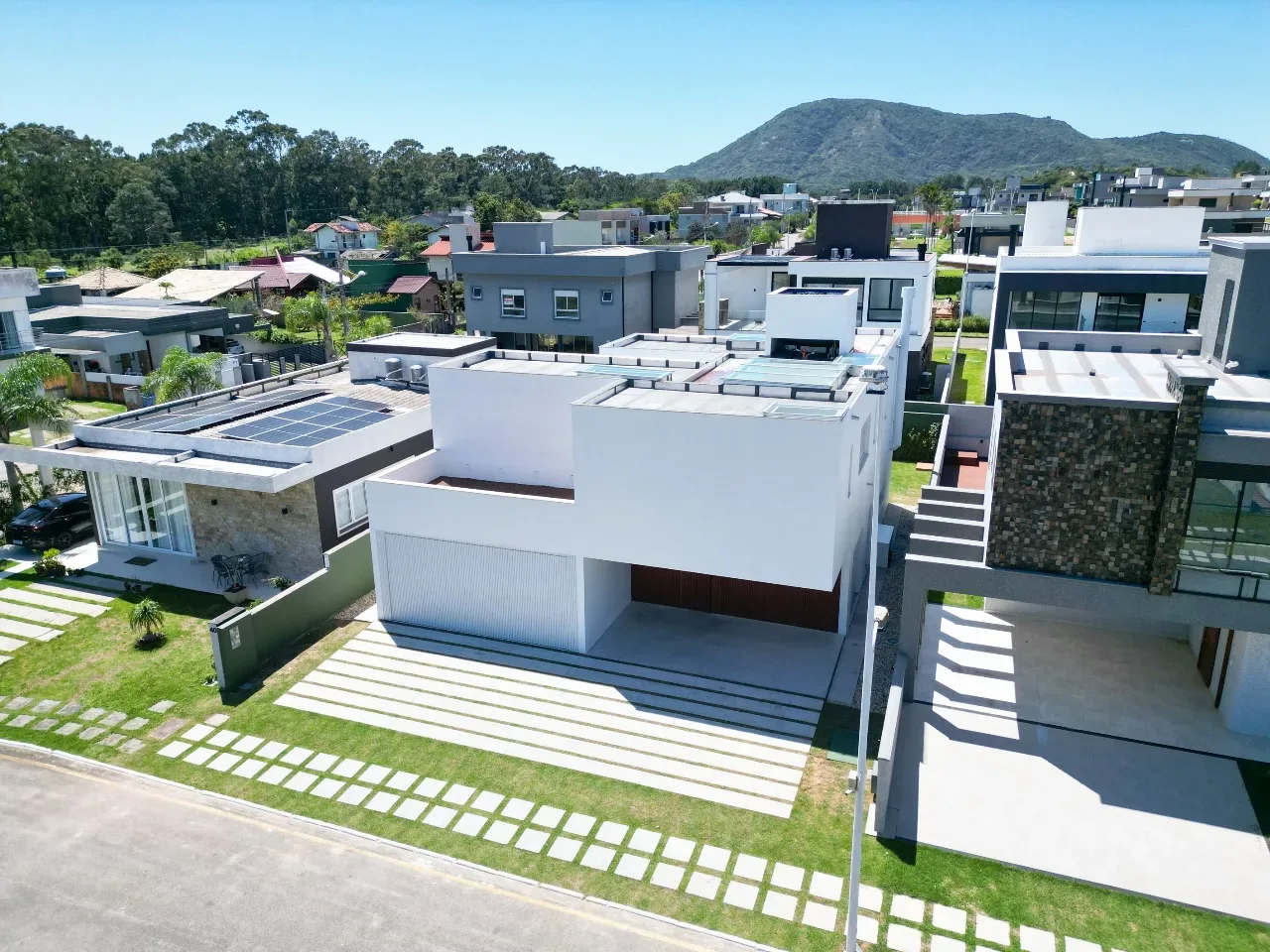 Red Park: Luxury House with Winter Garden in Rio Vermelho — photo 3