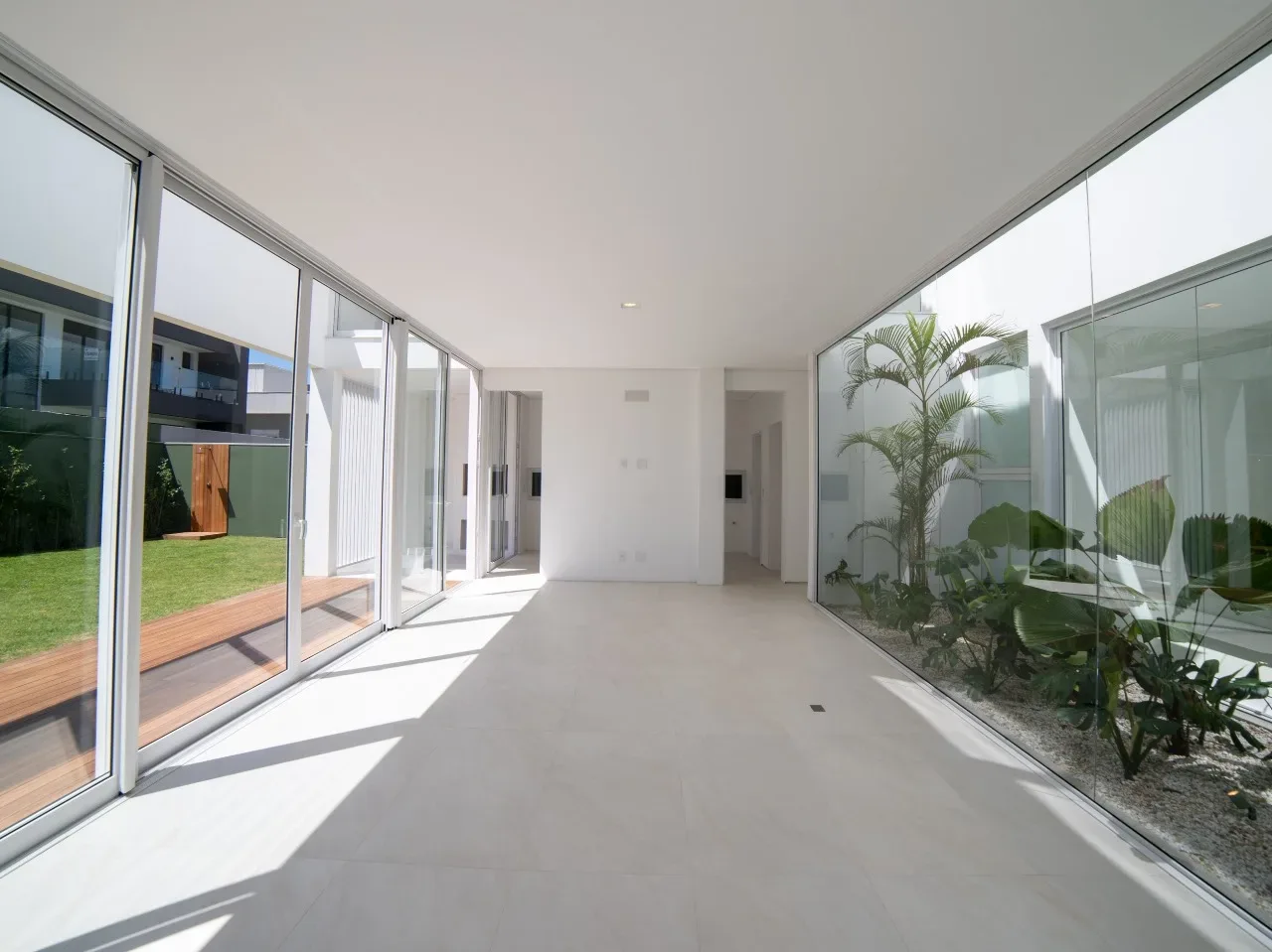 Red Park: Luxury House with Winter Garden in Rio Vermelho — photo 4