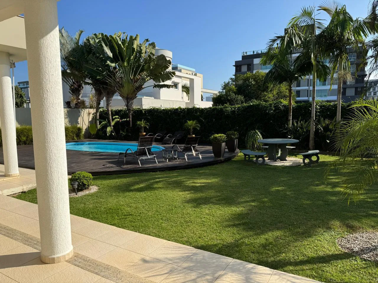 Jurerê Internacional: Ultra-Luxury Residence with Private Pool in Florianópolis