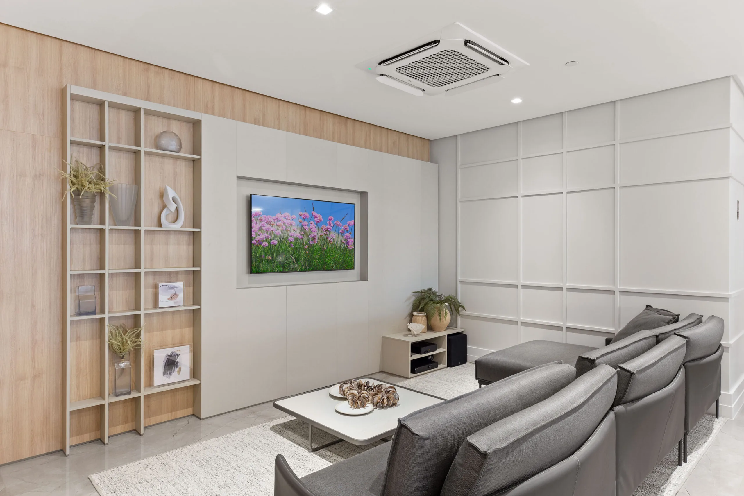 One Tower: Ultra-Luxury Apartment in Barra Sul