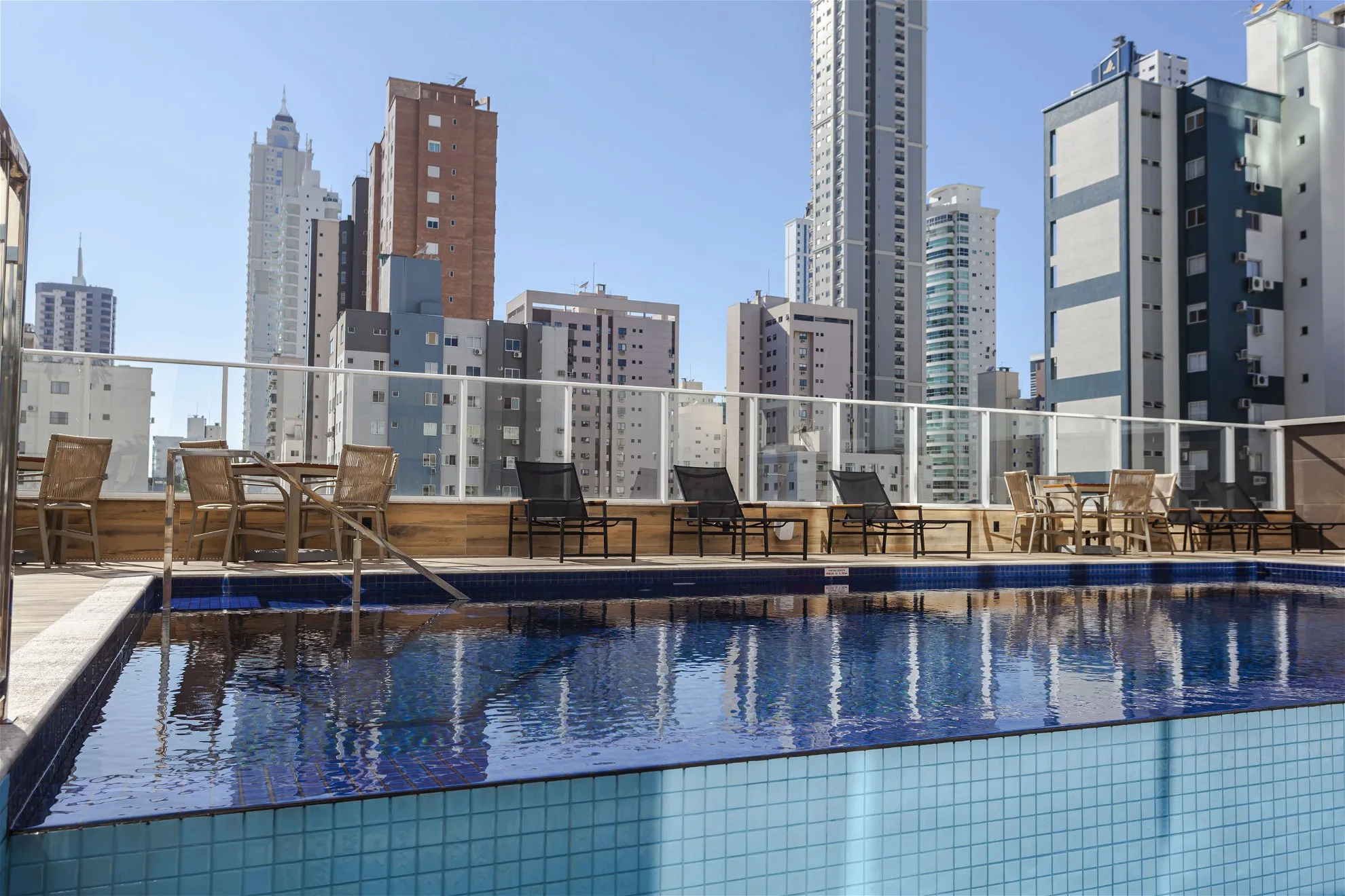 Ocean Breeze Residence: Luxury House with Sky Lounge in Centro