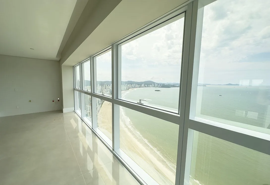One Tower: Ultra-Luxury Apartment in Barra Sul