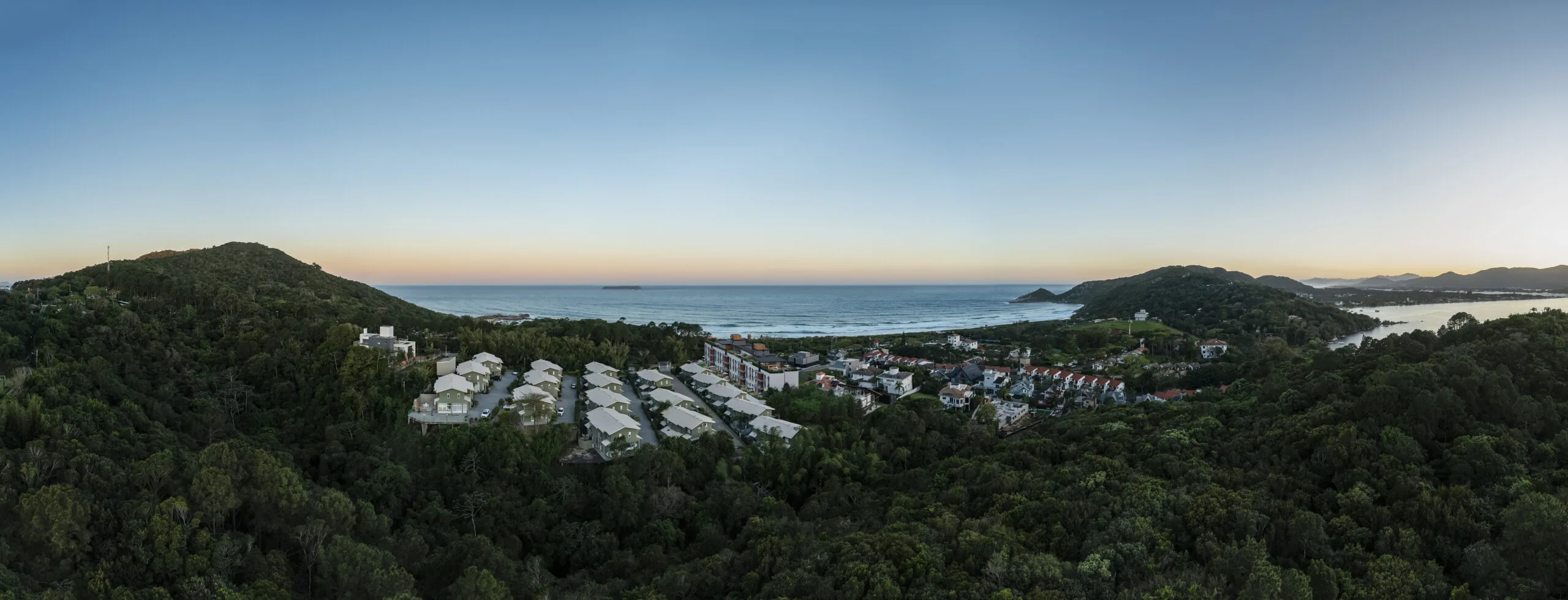 Maui Development: Luxury Apartment with Rooftop Amenities in Praia Mole