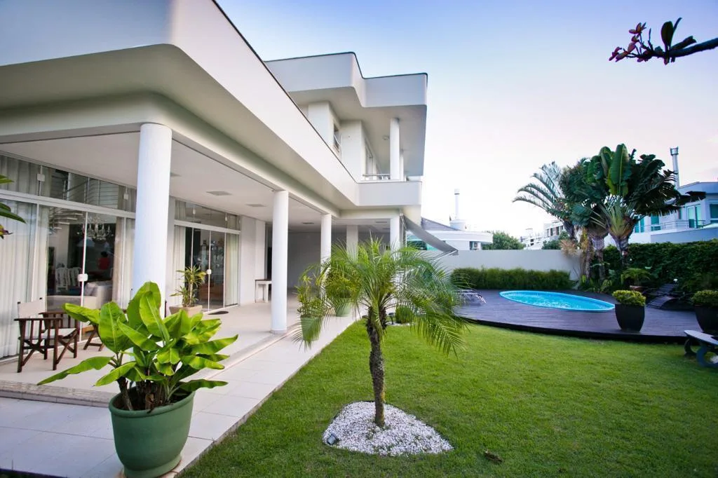 Jurerê Internacional: Ultra-Luxury Residence with Private Pool in Florianópolis