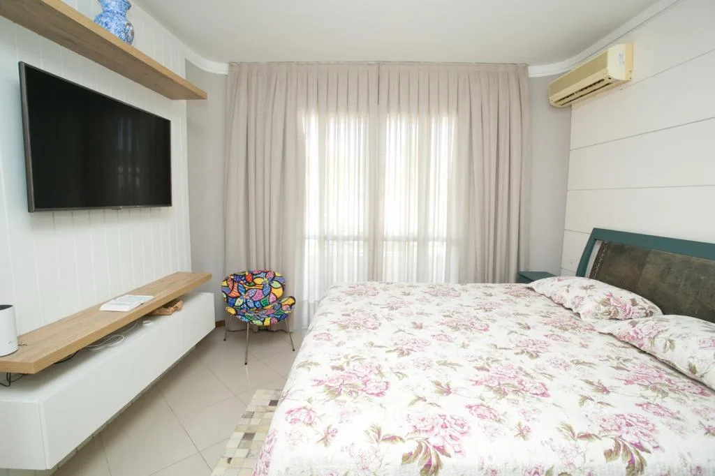 Jurerê Internacional: Ultra-Luxury Residence with Private Pool in Florianópolis