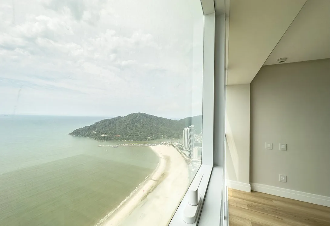 One Tower: Ultra-Luxury Apartment in Barra Sul
