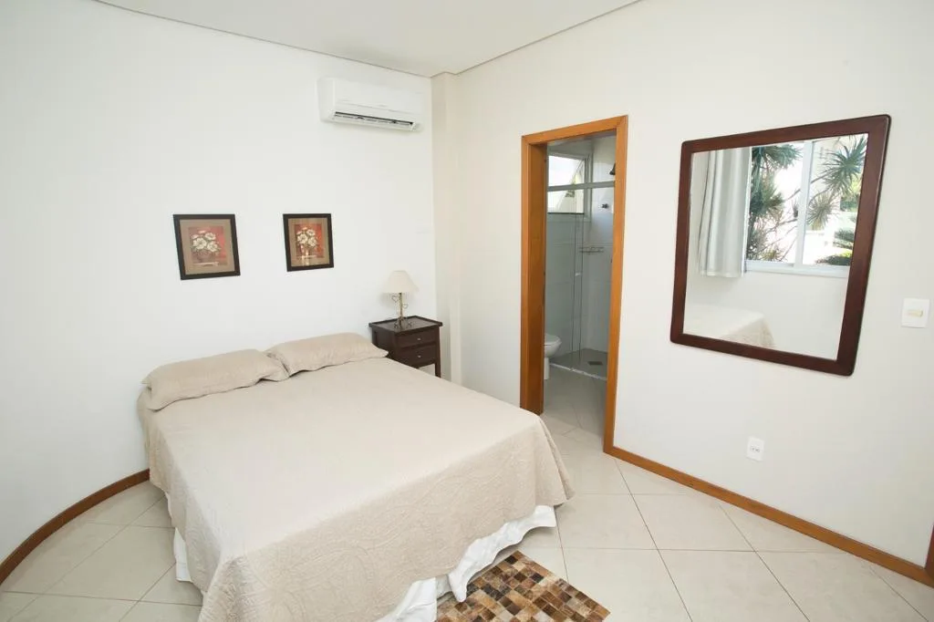 Jurerê Internacional: Ultra-Luxury Residence with Private Pool in Florianópolis