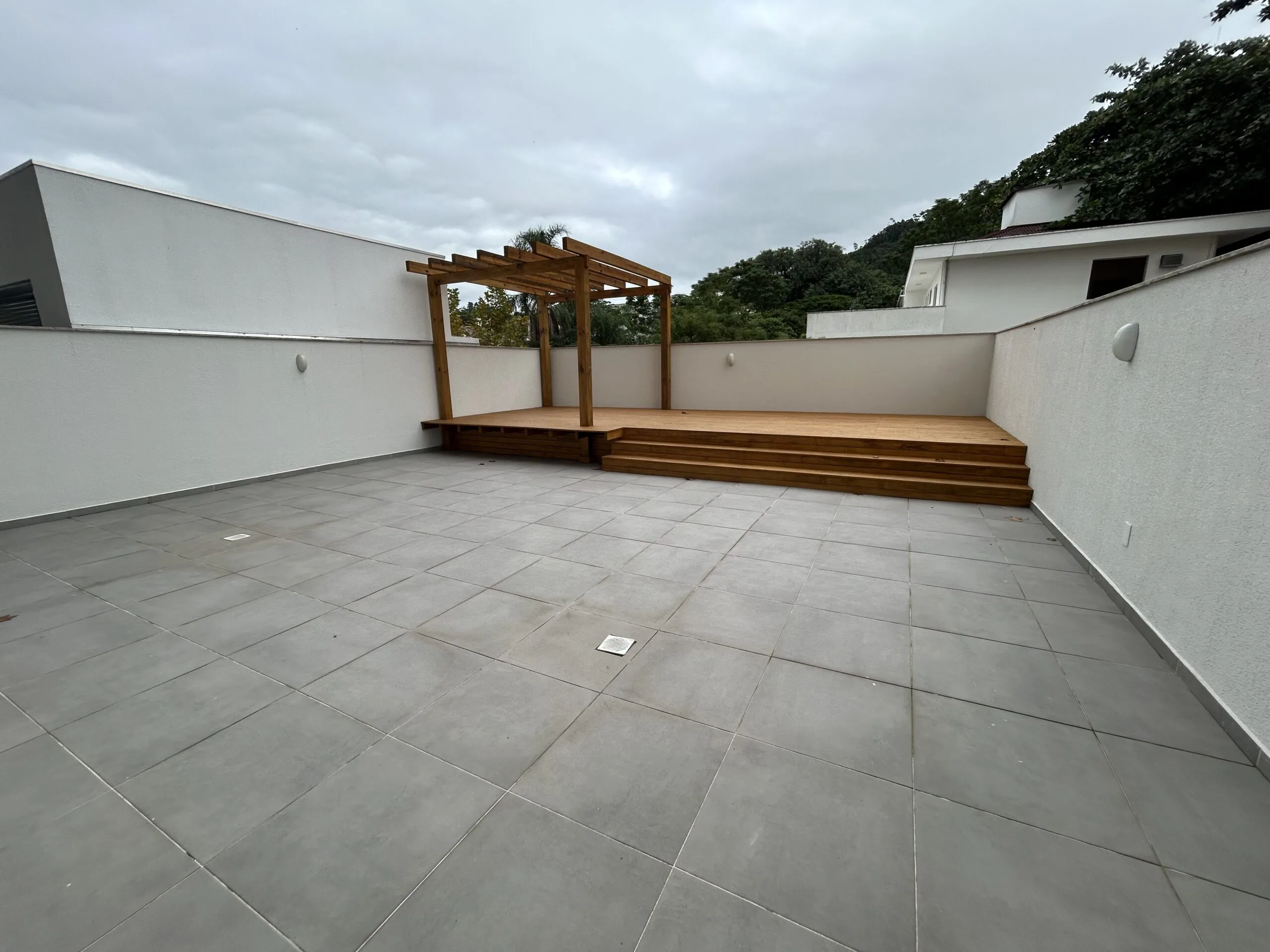 Residencial Inês de Castro: Premium House with Private Garden in Trindade