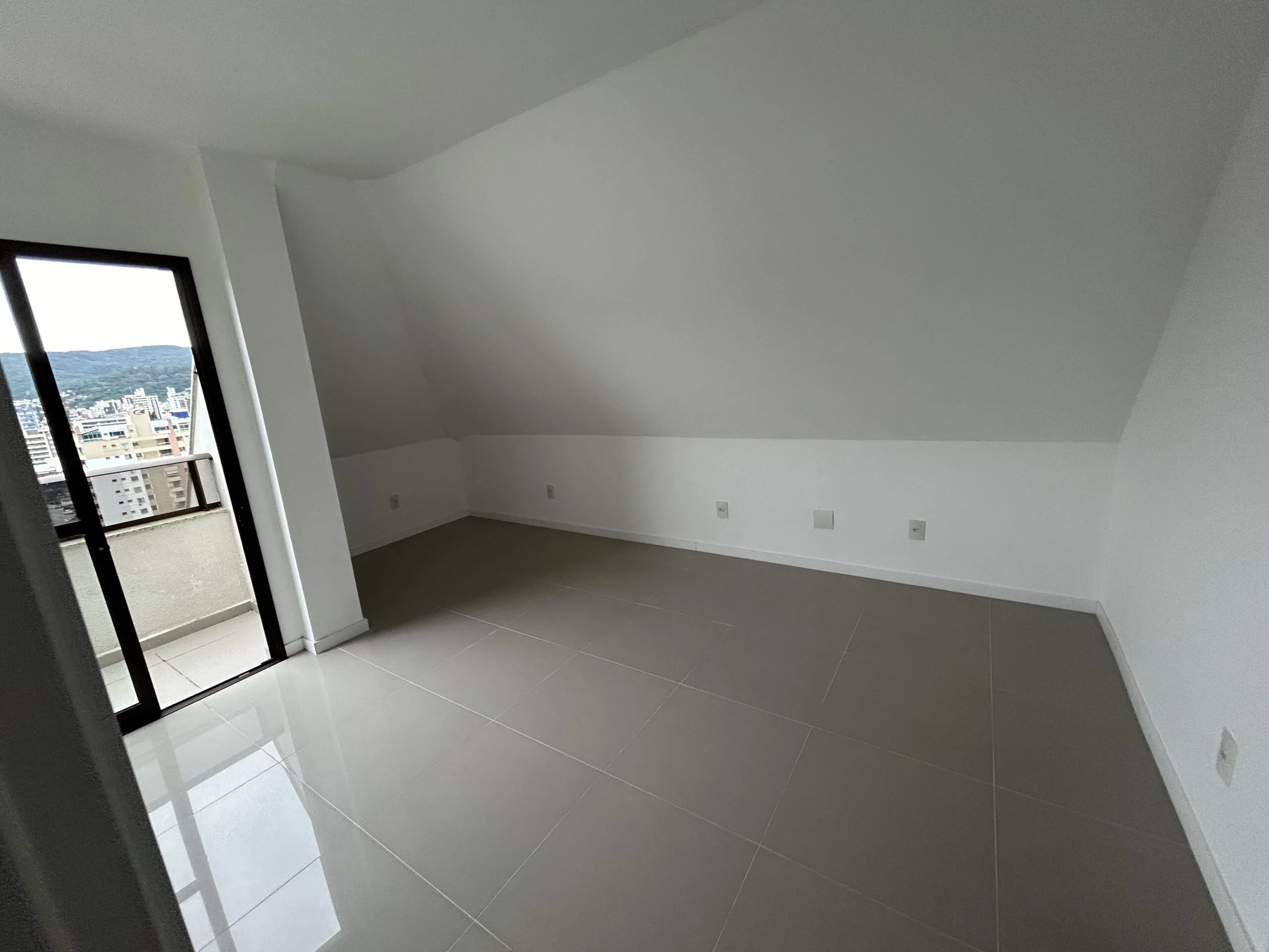 Residencial Inês de Castro: Premium House with Private Garden in Trindade