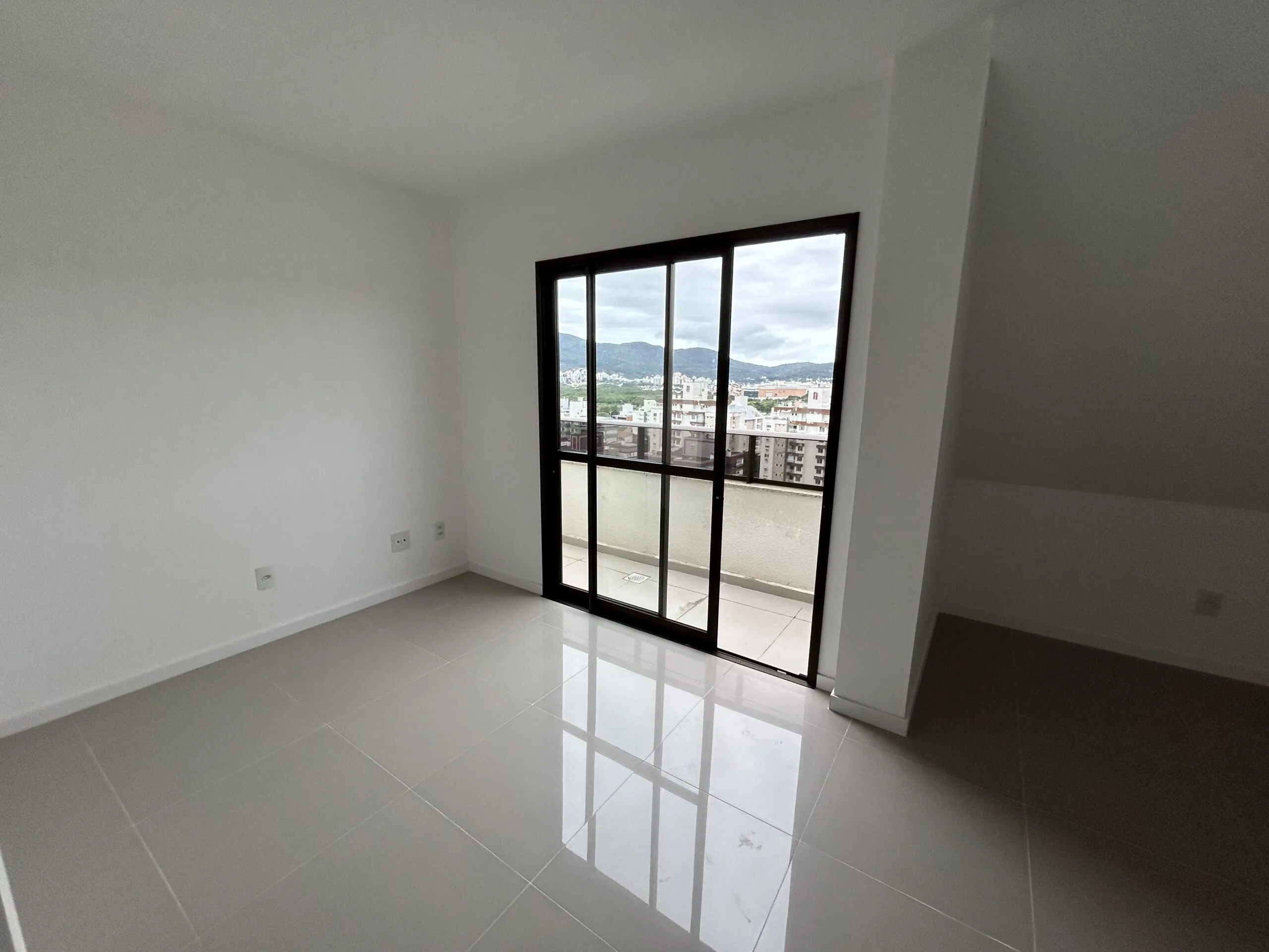 Residencial Inês de Castro: Premium House with Private Garden in Trindade