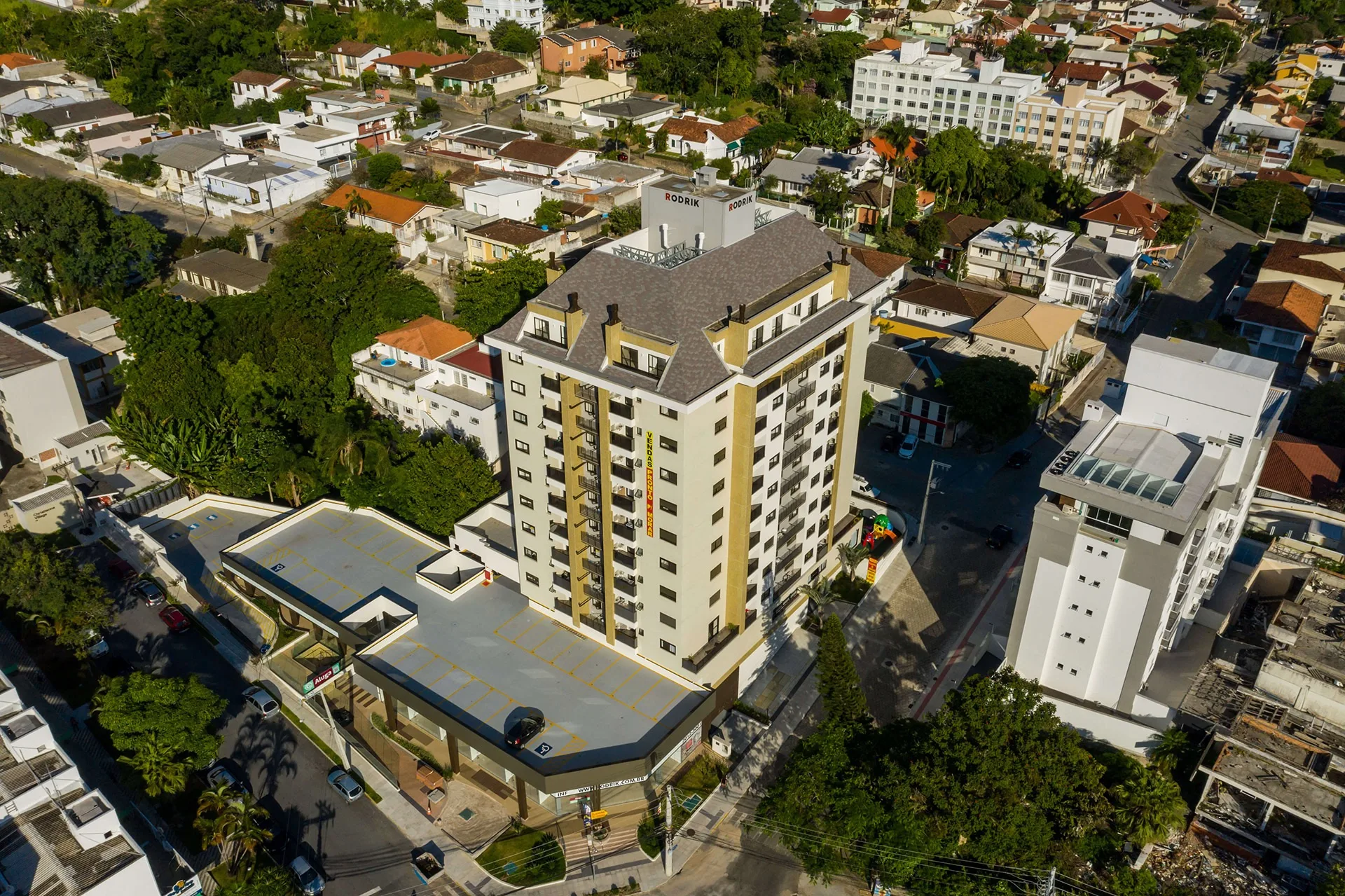 Residencial Inês de Castro: Premium House with Private Garden in Trindade