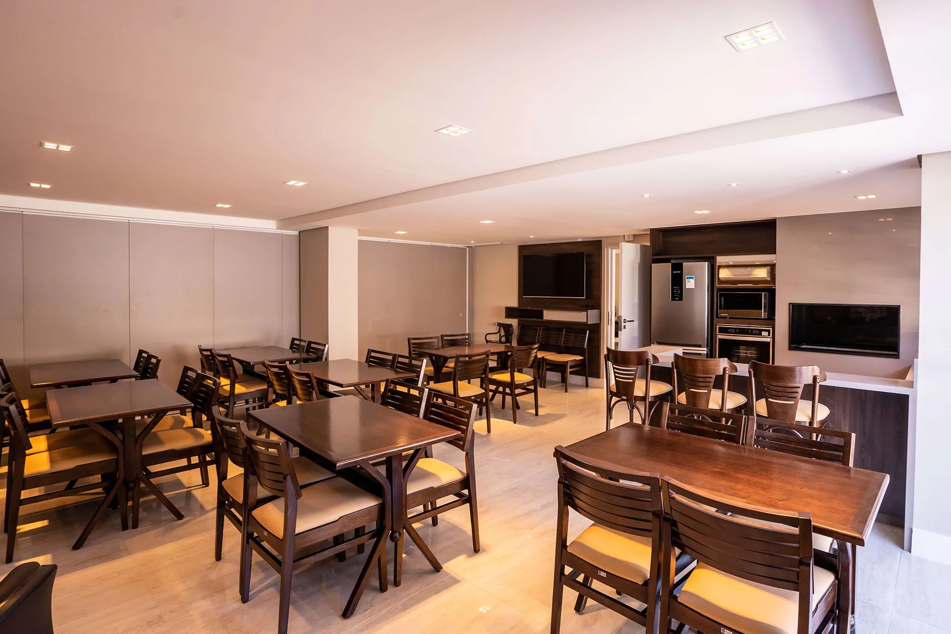 Residencial Inês de Castro: Premium House with Private Garden in Trindade