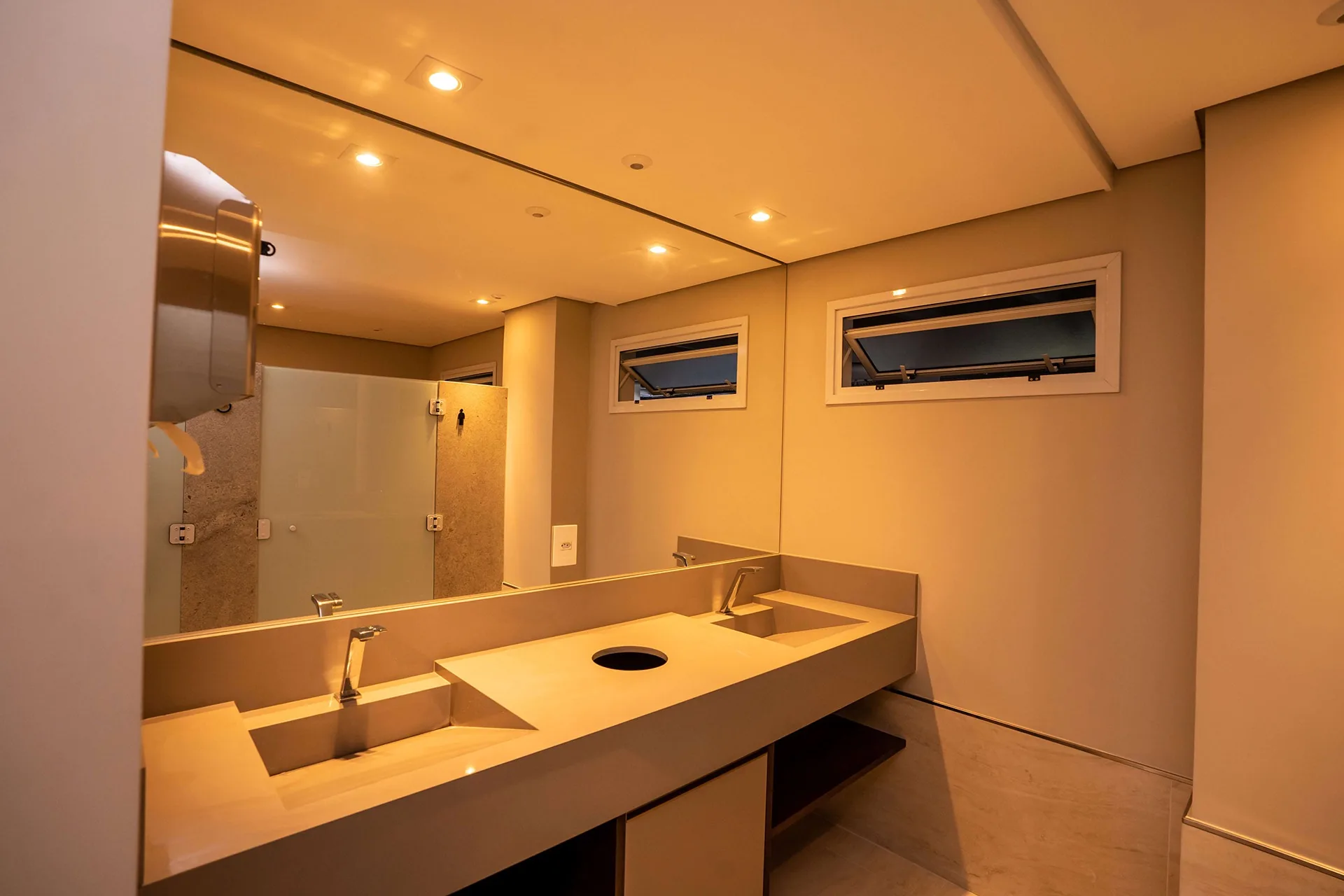 Residencial Inês de Castro: Premium House with Private Garden in Trindade