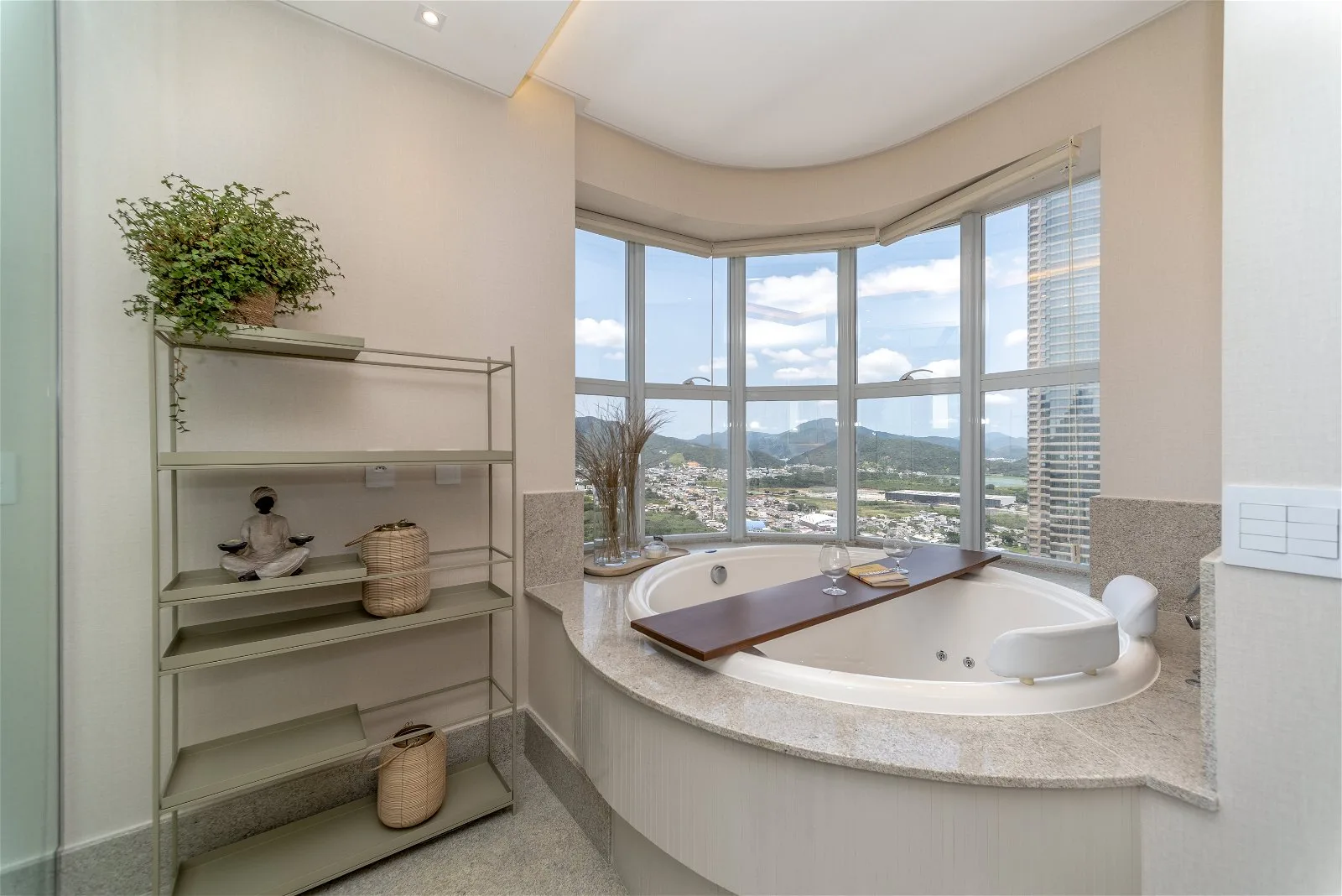 Ibiza Tower: Oceanfront Residence with Private Spa in Avenida Atlântica