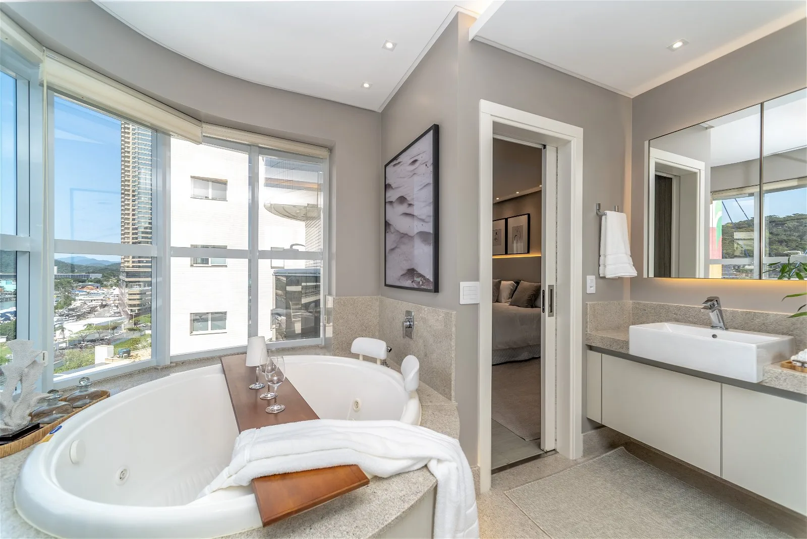 Ibiza Tower: Oceanfront Residence with Private Spa in Avenida Atlântica