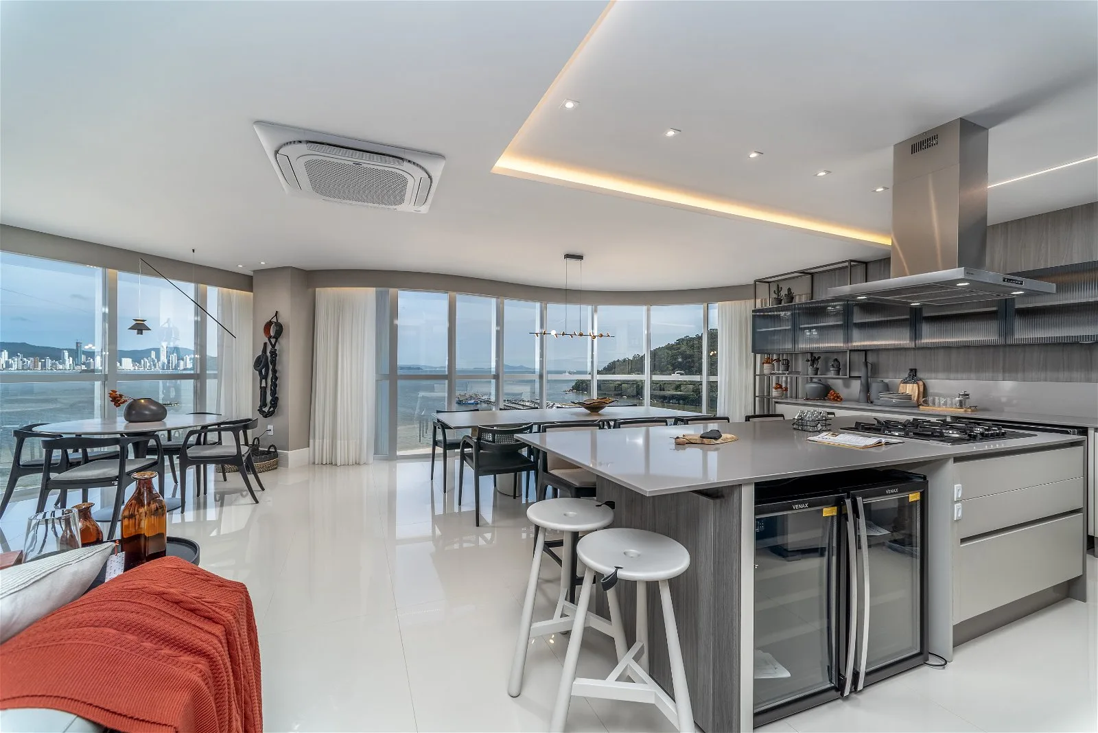 Ibiza Tower: Oceanfront Residence with Private Spa in Avenida Atlântica