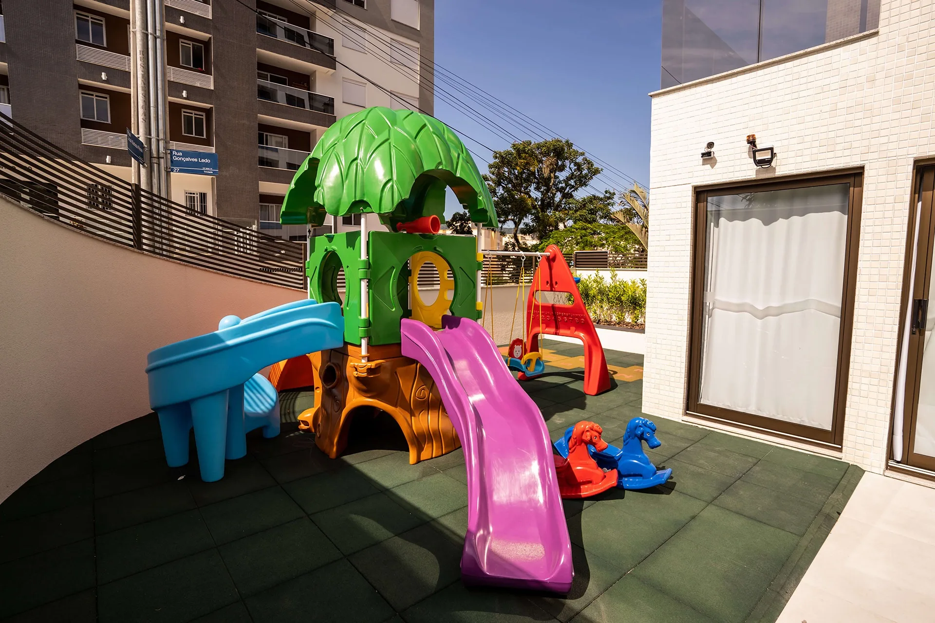 Residencial Inês de Castro: Premium House with Private Garden in Trindade
