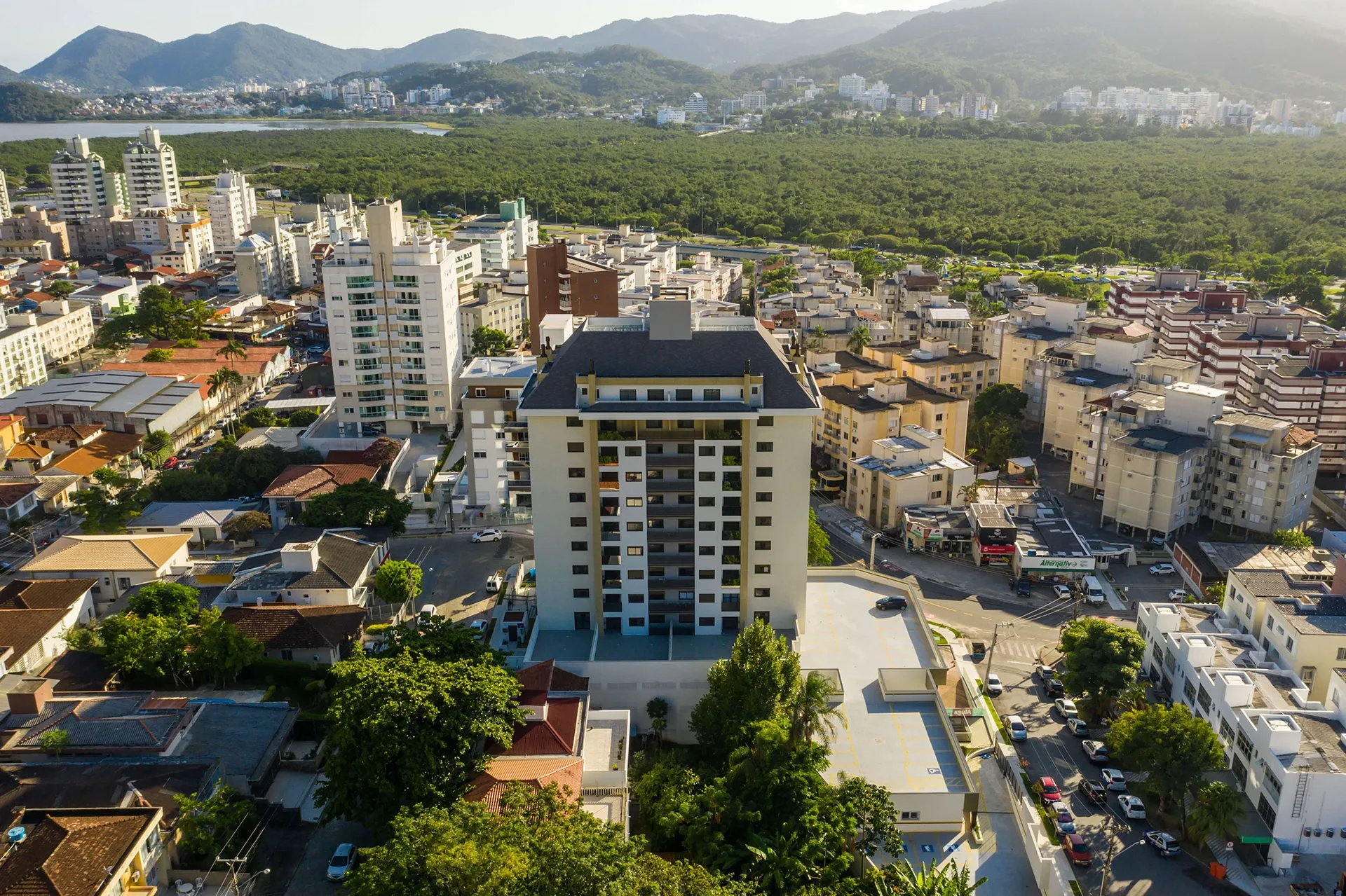Residencial Inês de Castro: Premium House with Private Garden in Trindade
