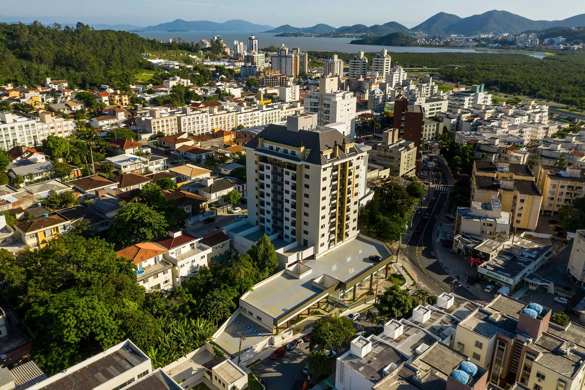 Residencial Inês de Castro: Premium House with Private Garden in Trindade