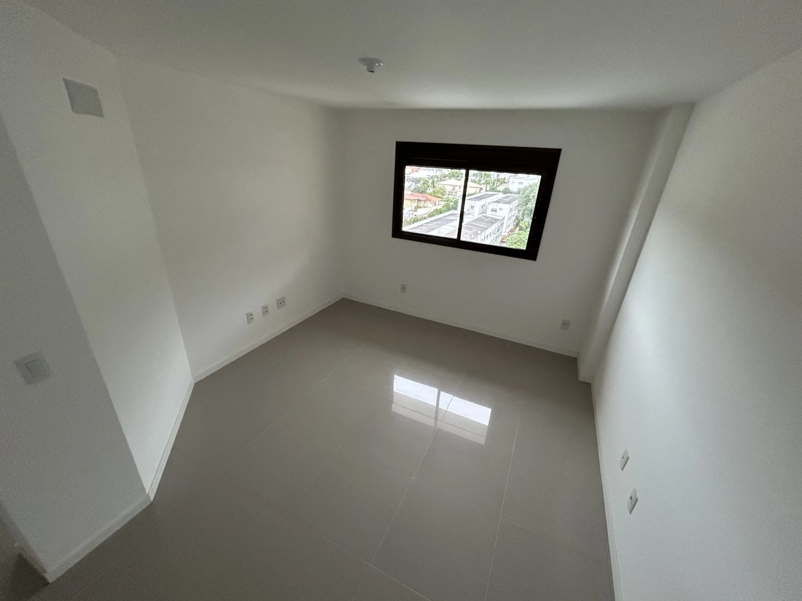 Residencial Inês de Castro: Premium House with Private Garden in Trindade