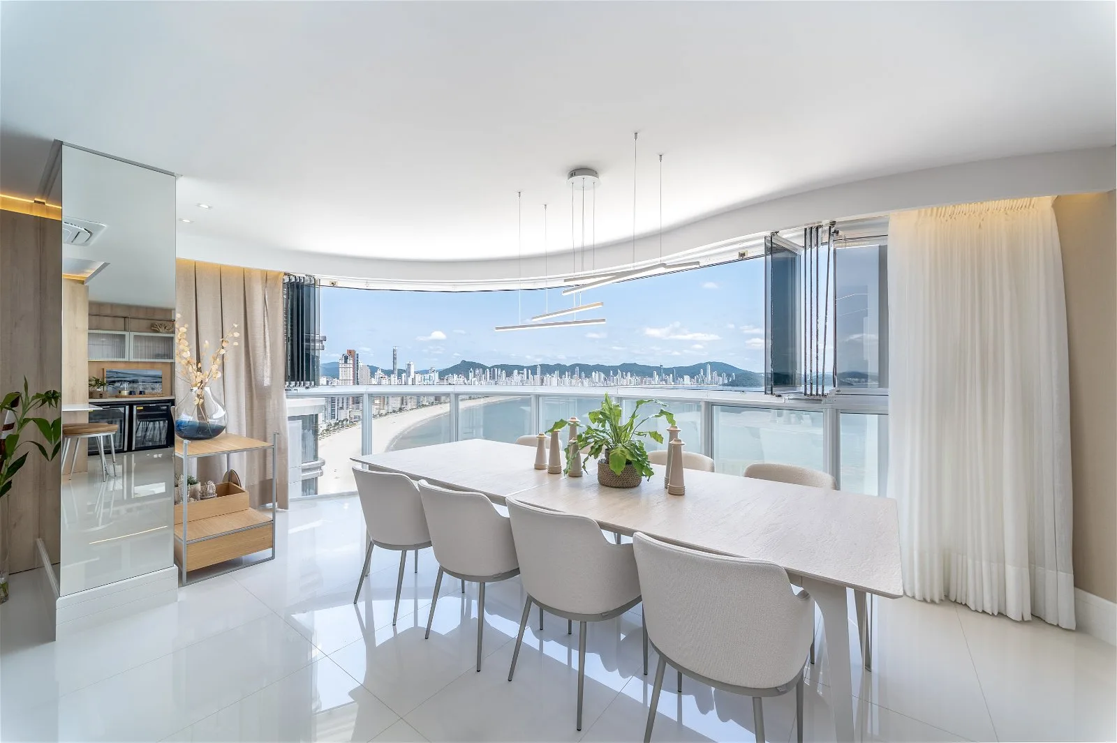 Ibiza Tower: Oceanfront Residence with Private Spa in Avenida Atlântica