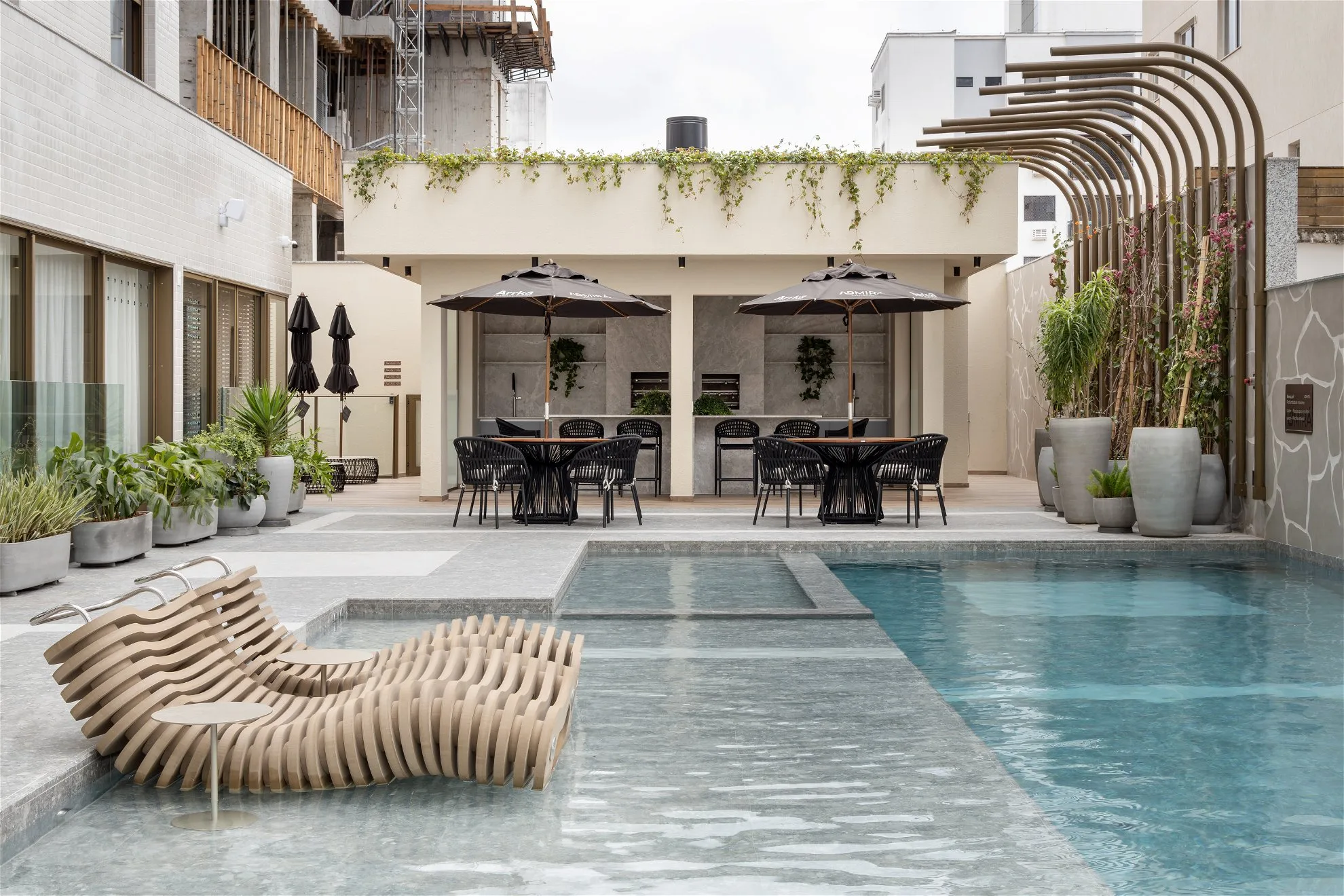 Admirá by Arrka: Luxury Duplex with Rooftop Resort in Centro