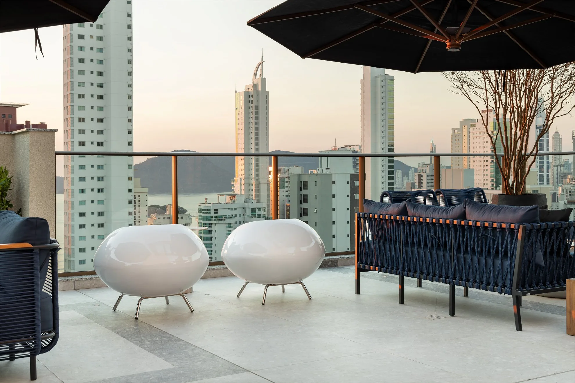 Admirá by Arrka: Luxury Duplex with Rooftop Resort in Centro