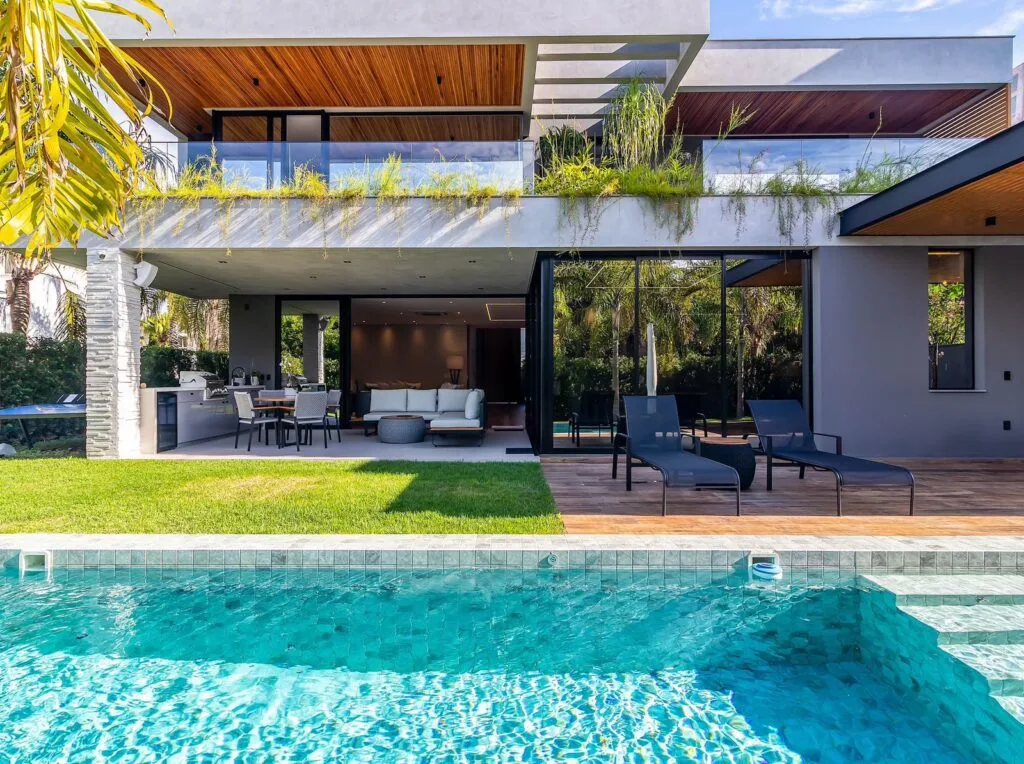 Bosque Amoraeville: Ultra-Luxury Residence with Forest Views in Florianópolis