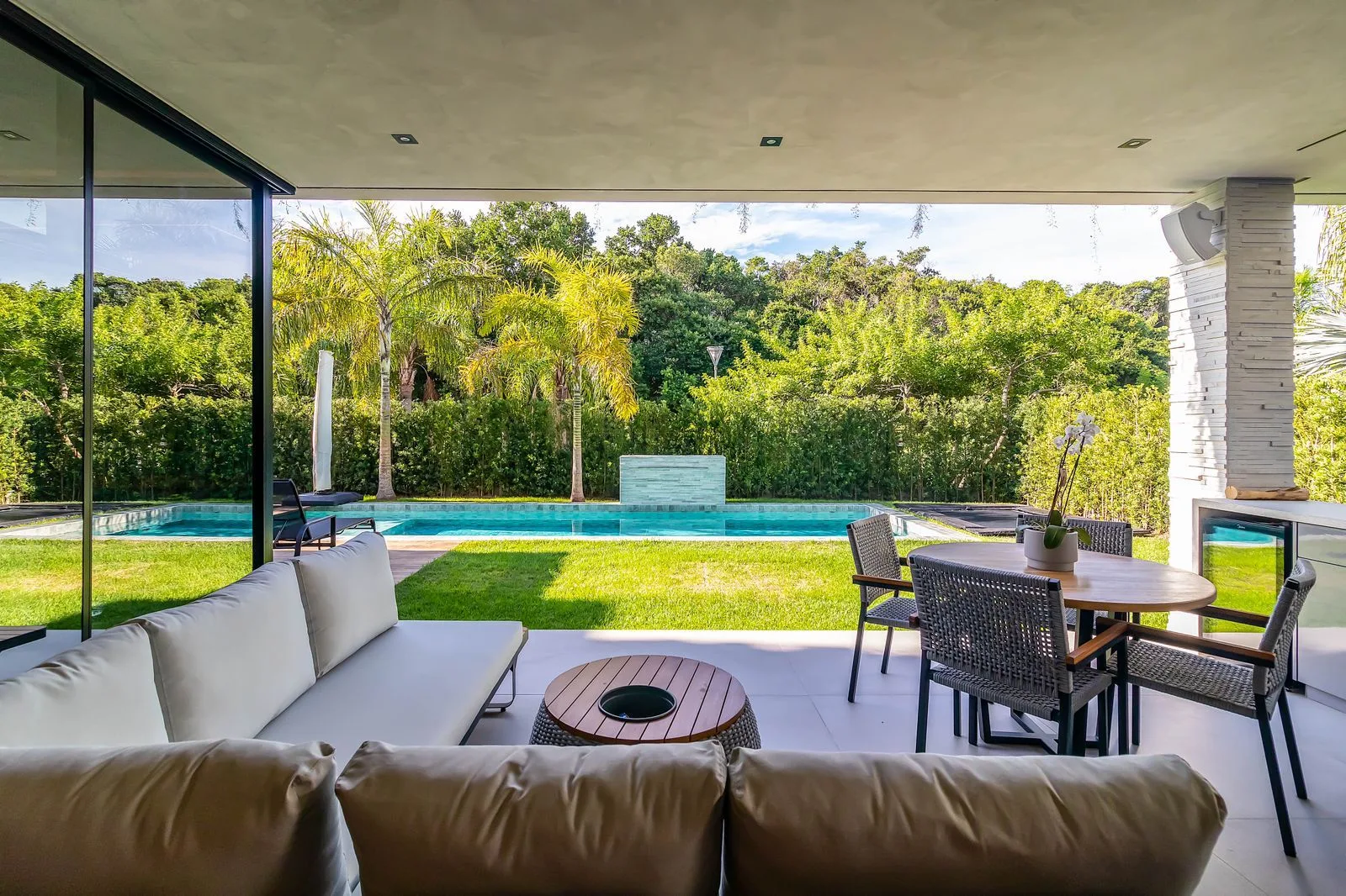 Bosque Amoraeville: Ultra-Luxury Residence with Forest Views in Jurerê Internacional