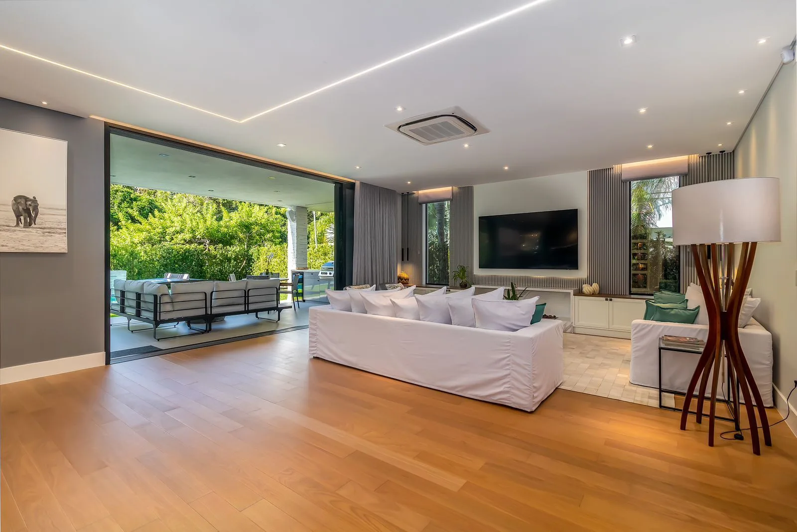 Bosque Amoraeville: Ultra-Luxury Residence with Forest Views in Jurerê Internacional