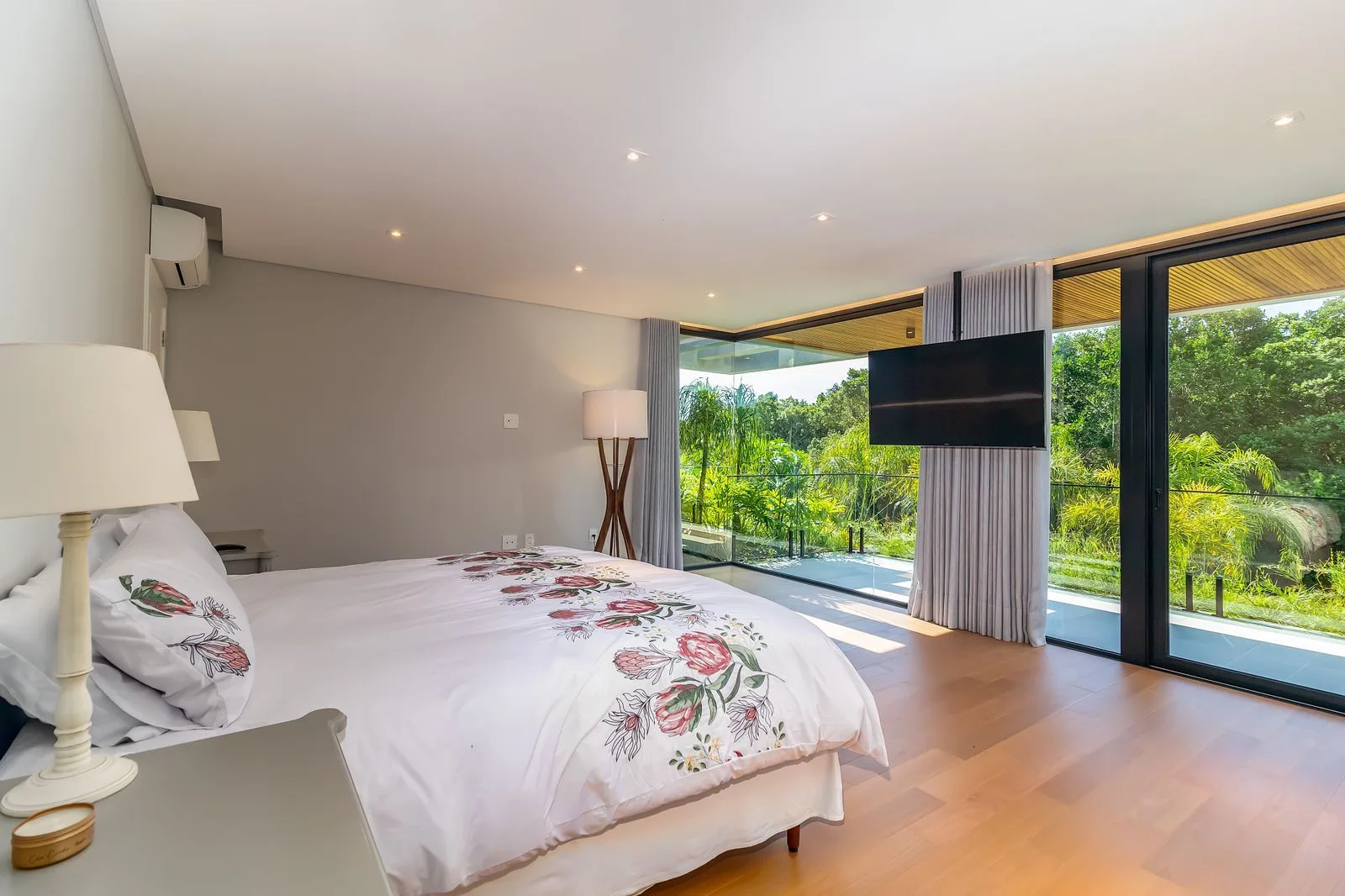 Bosque Amoraeville: Ultra-Luxury Residence with Forest Views in Jurerê Internacional