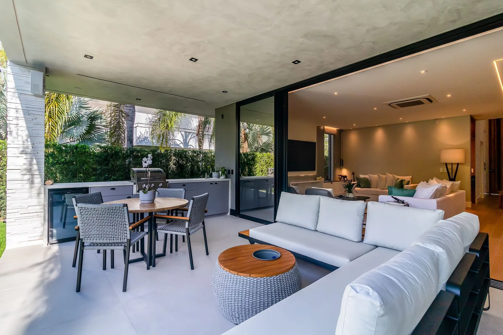 Bosque Amoraeville: Ultra-Luxury Residence with Forest Views in Jurerê Internacional