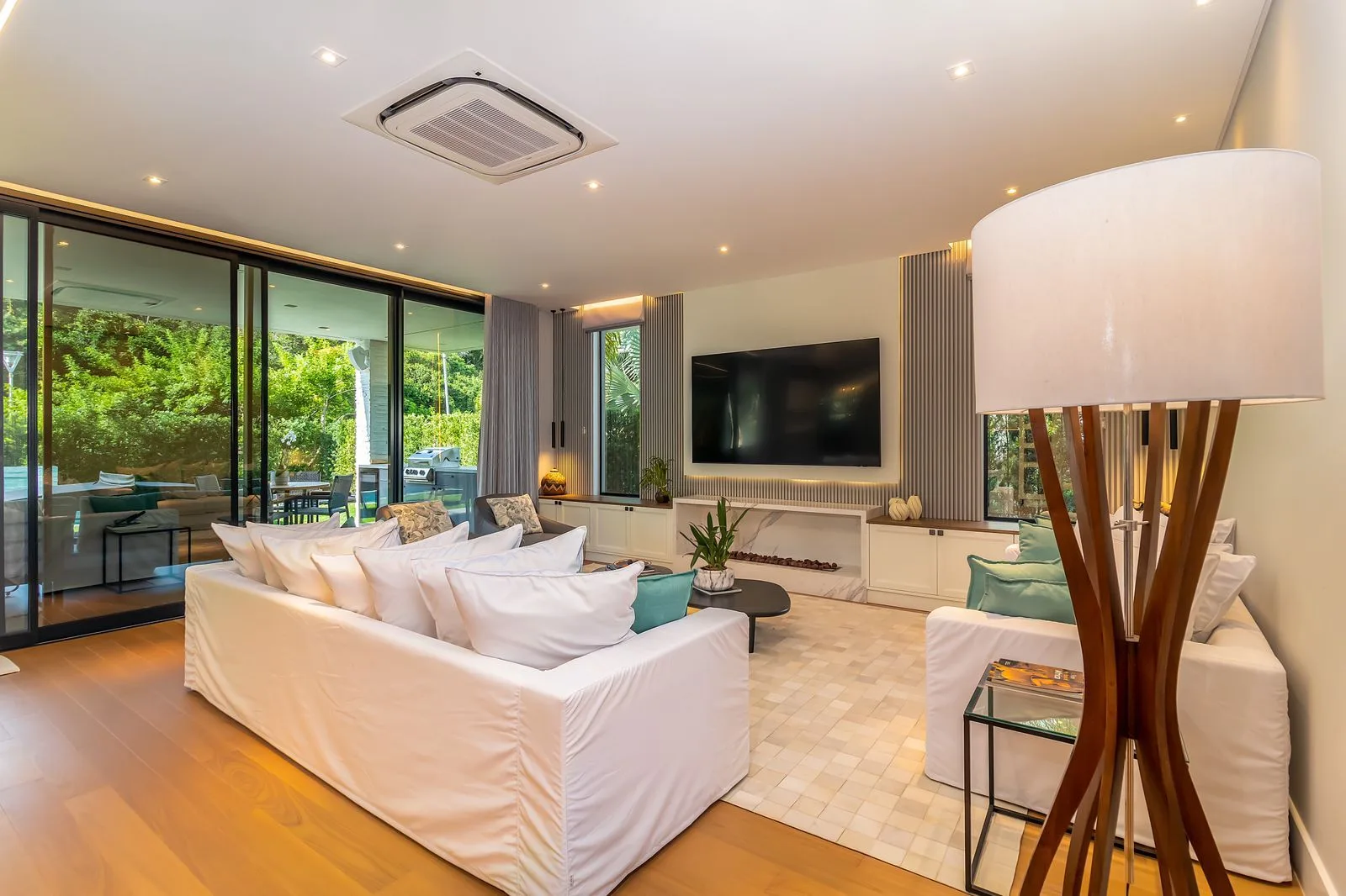 Bosque Amoraeville: Ultra-Luxury Residence with Forest Views in Jurerê Internacional