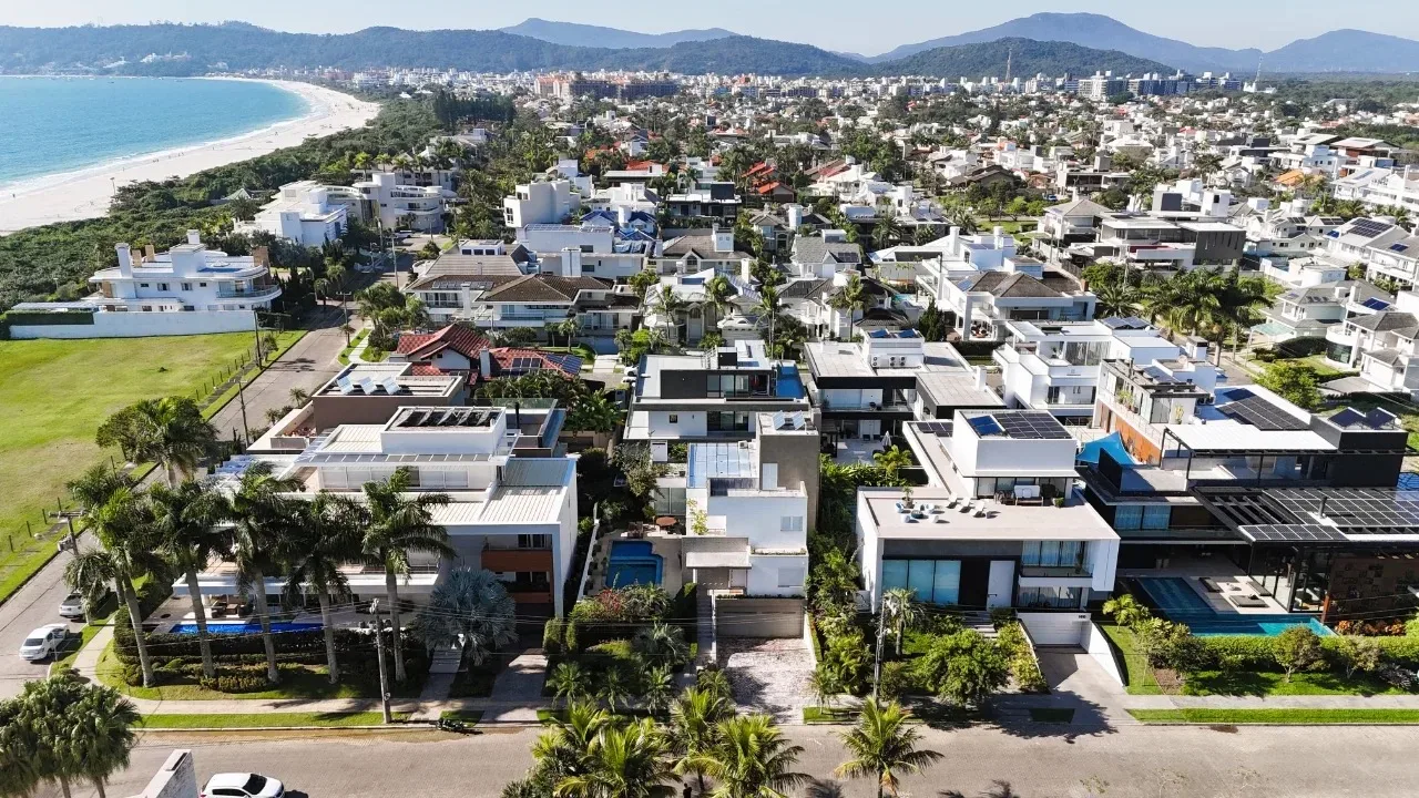 Jurere Internacional: Ultra-Luxury Residence with Pool and Income Potential