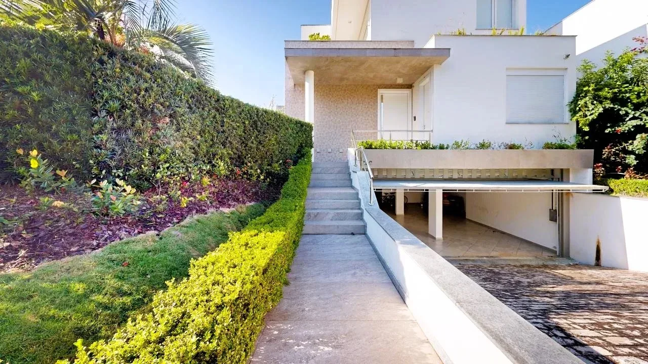 Jurere Internacional: Ultra-Luxury Residence with Pool and Income Potential