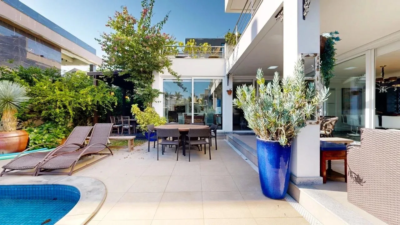 Jurere Internacional: Ultra-Luxury Residence with Pool and Income Potential