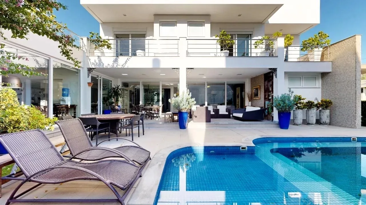 Jurere Internacional: Ultra-Luxury Residence with Pool and Income Potential
