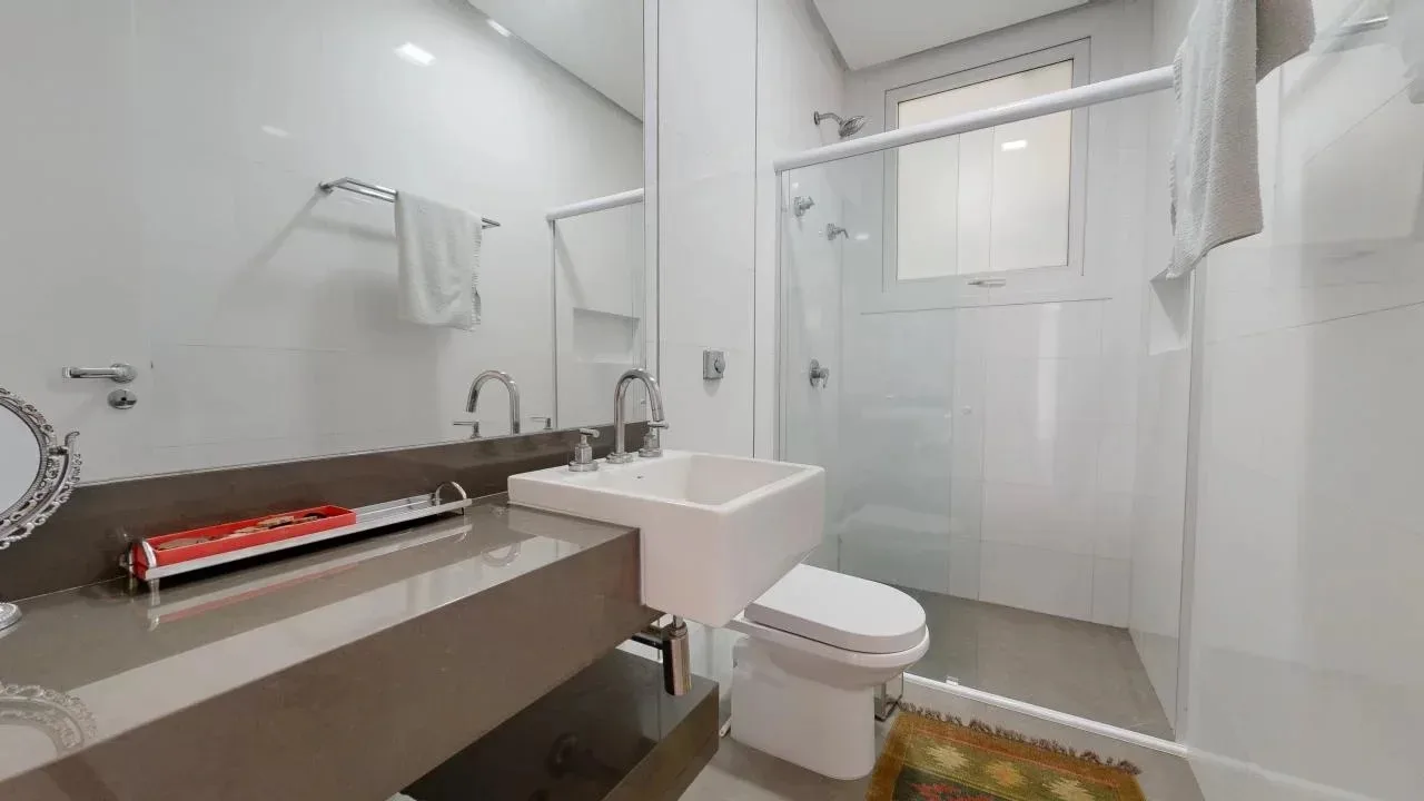 Jurere Internacional: Ultra-Luxury Residence with Pool and Income Potential