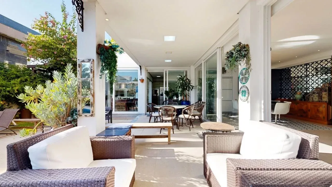 Jurere Internacional: Ultra-Luxury Residence with Pool and Income Potential