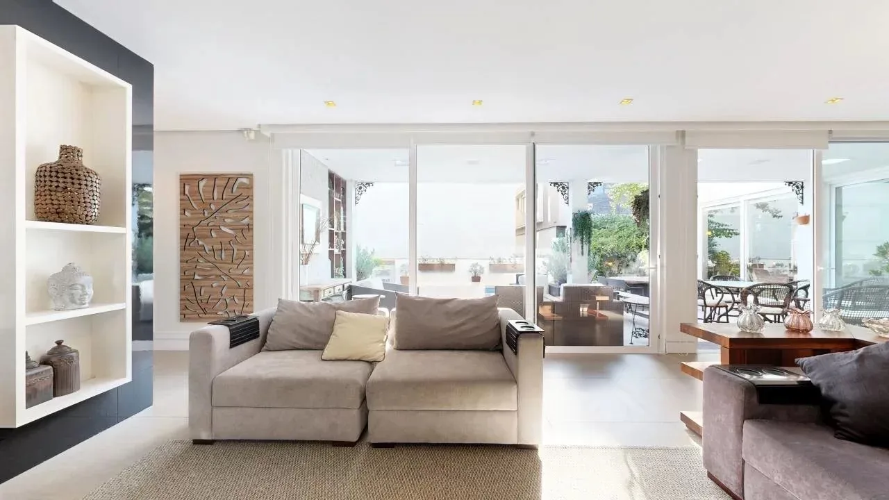 Jurere Internacional: Ultra-Luxury Residence with Pool and Income Potential