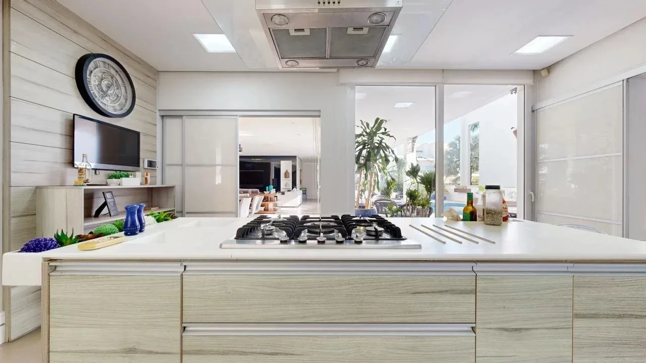 Jurere Internacional: Ultra-Luxury Residence with Pool and Income Potential