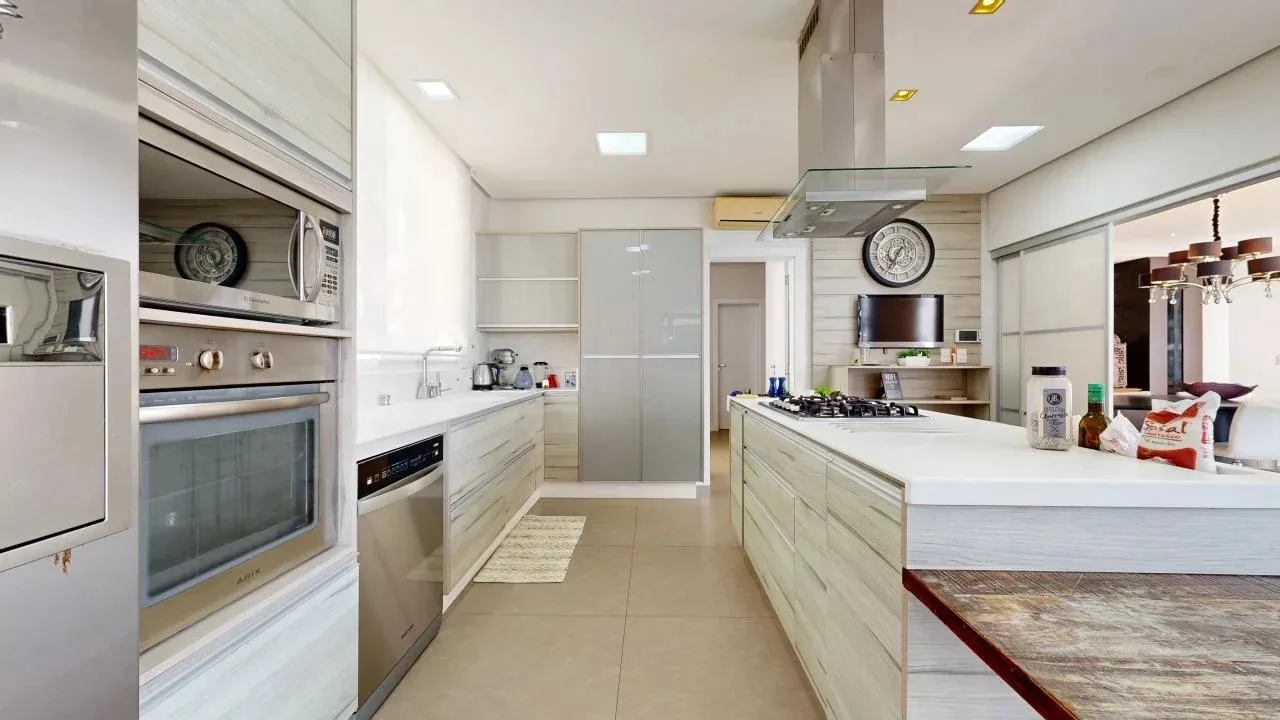 Jurere Internacional: Ultra-Luxury Residence with Pool and Income Potential