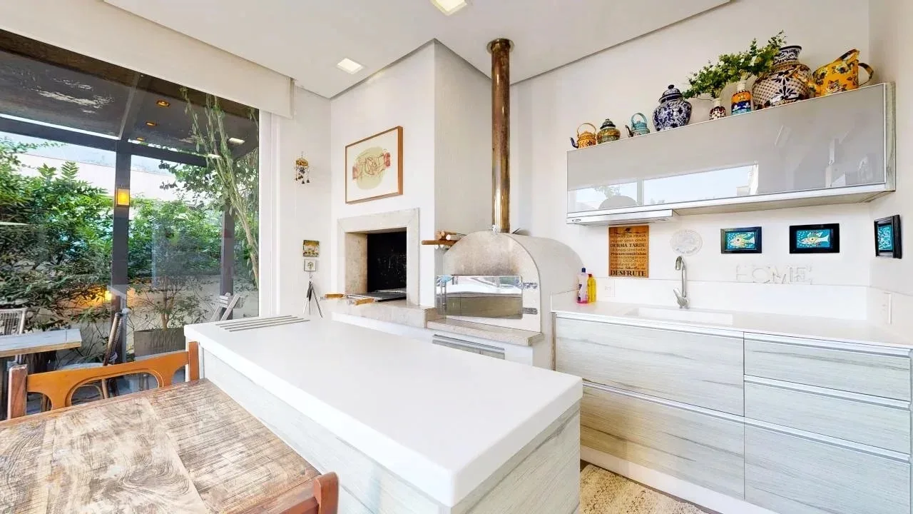 Jurere Internacional: Ultra-Luxury Residence with Pool and Income Potential