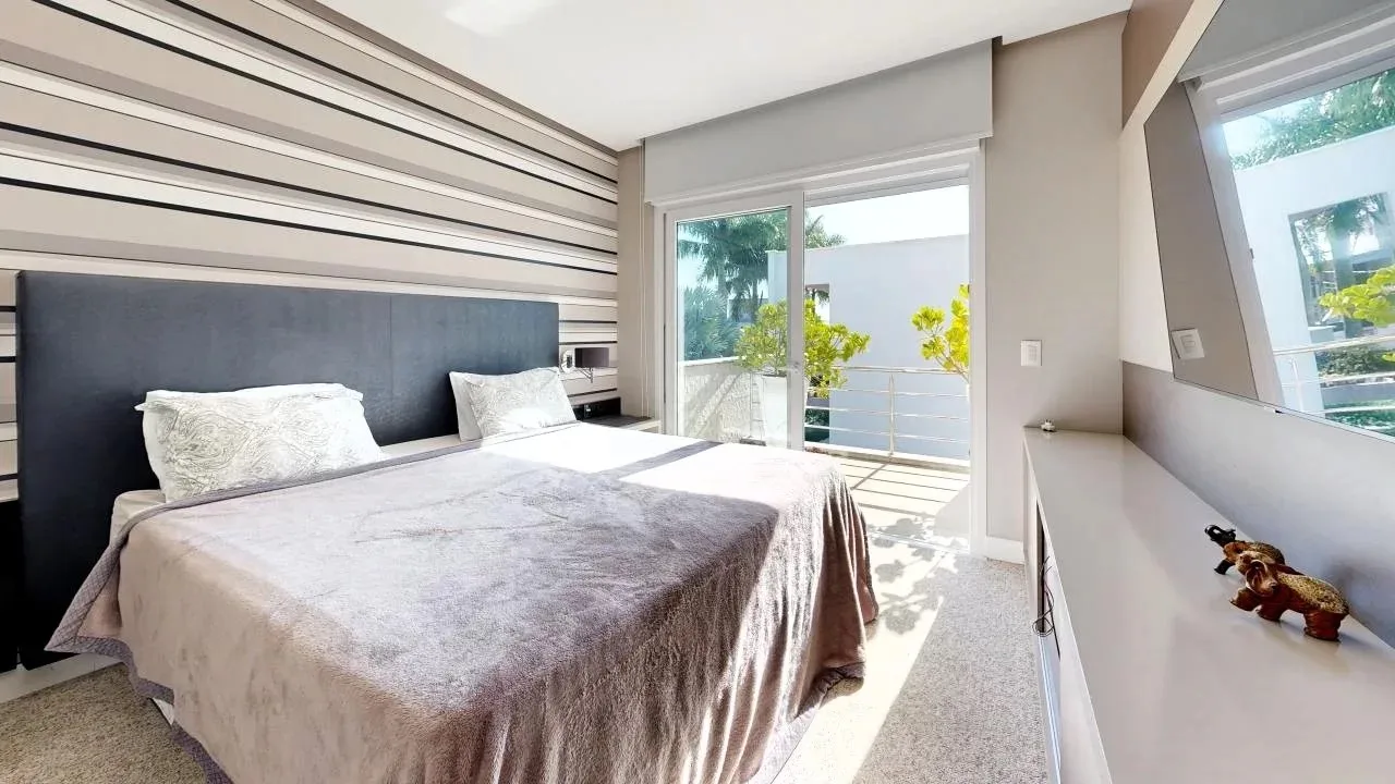 Jurere Internacional: Ultra-Luxury Residence with Pool and Income Potential