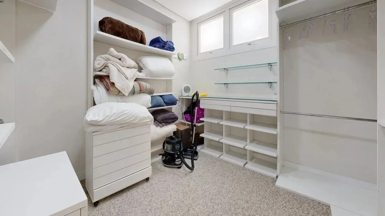 Jurere Internacional: Ultra-Luxury Residence with Pool and Income Potential