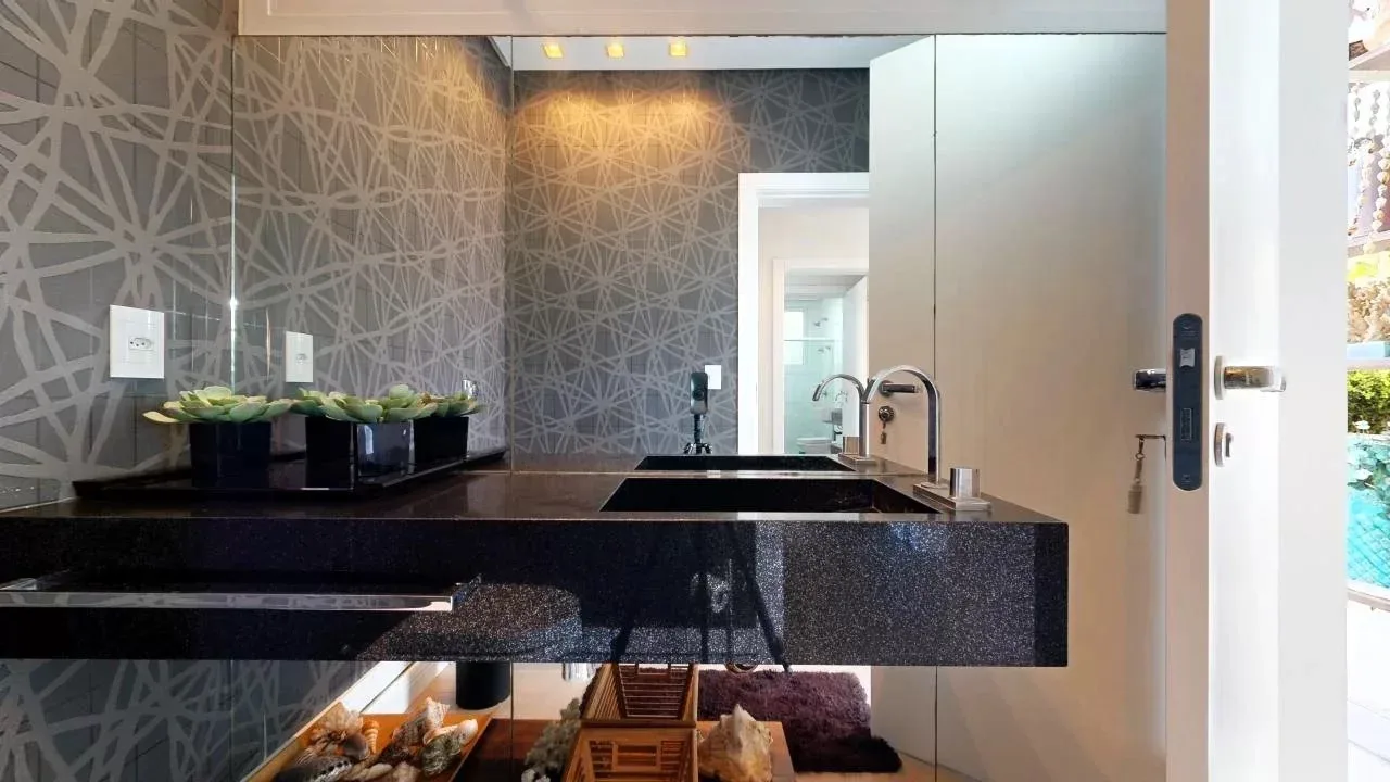 Jurere Internacional: Ultra-Luxury Residence with Pool and Income Potential