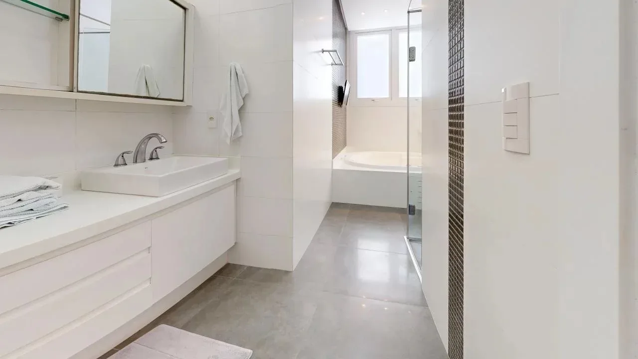 Jurere Internacional: Ultra-Luxury Residence with Pool and Income Potential