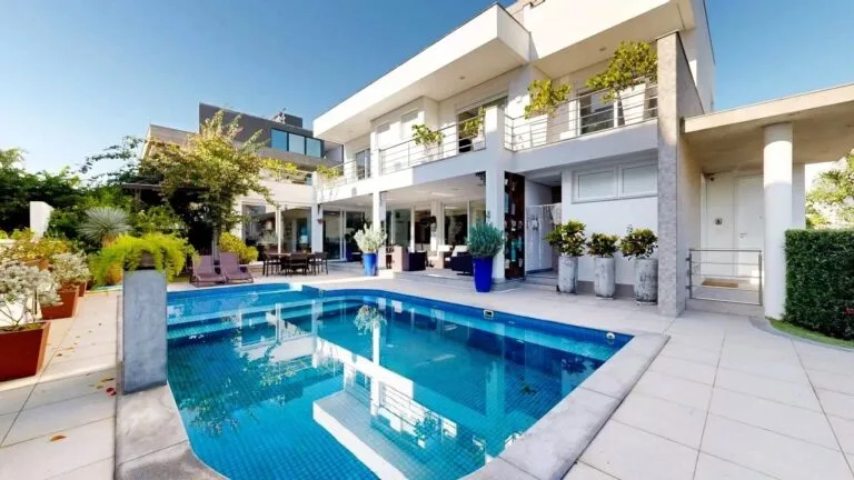 Jurere Internacional: Ultra-Luxury Residence with Pool and Income Potential — Florianópolis
