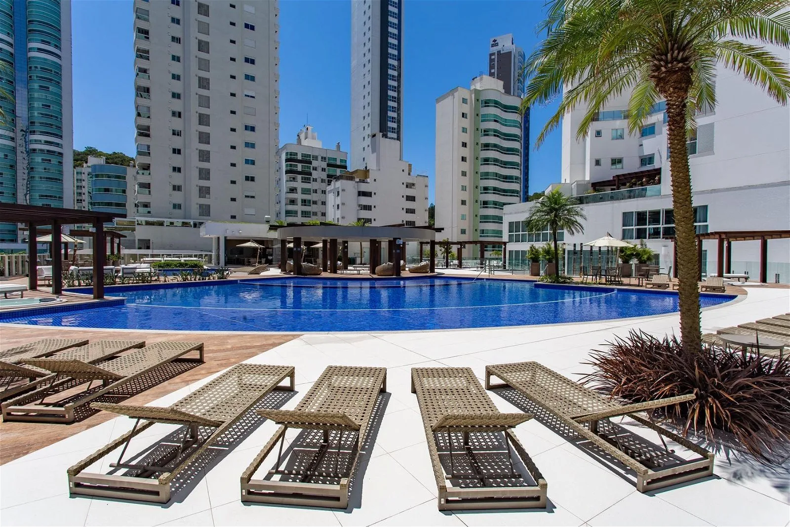 Infinity Coast: Luxury Apartment with Panoramic Views in Barra Norte